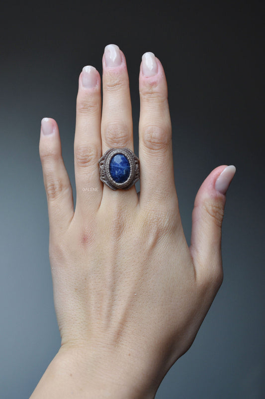 anello voluta indossato - particolare blu della pietra