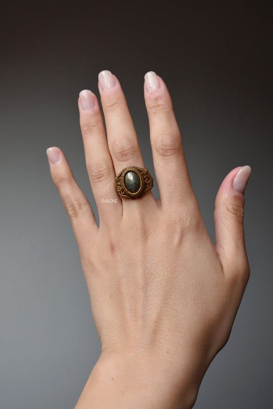 anello Nocturne in macramè con pirite naturale indossato – vista sul dito
