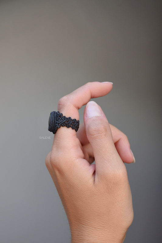 anello in macramè stile vittoriano con ematite naturale – profilo laterale