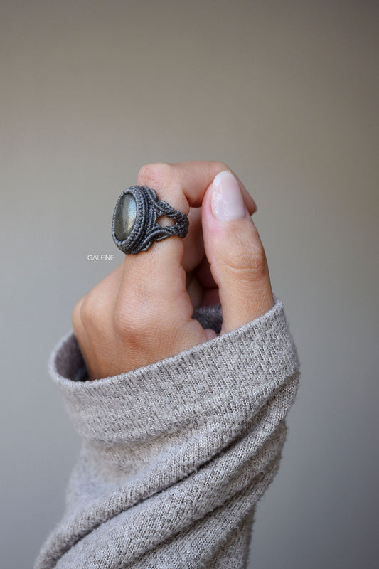 Anello Monolith con pirite naturale su superficie neutra, design artigianale unico, elegante e contemporaneo