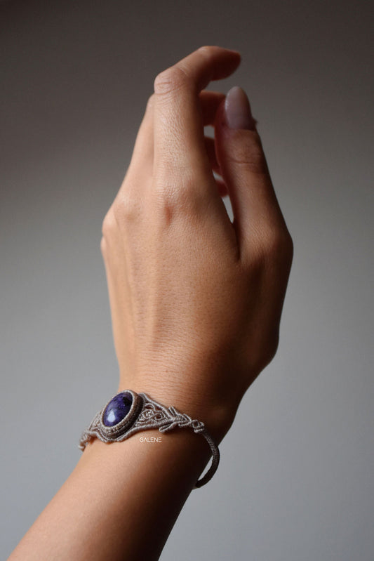 Bracciale Voluta in macramè indossato