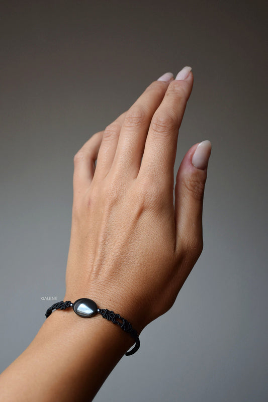 bracciale Filum con ematite naturale indossato – vista sul polso
