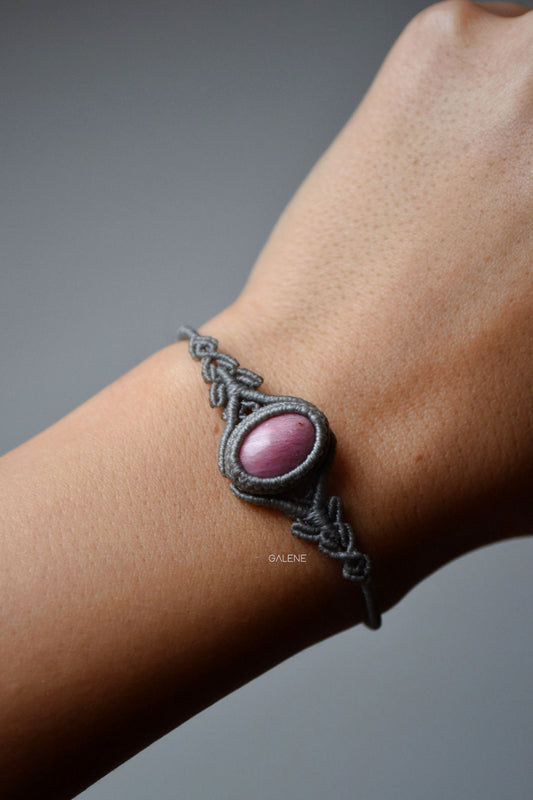 bracciale Bonbon in macramè con rodonite naturale – vista frontale