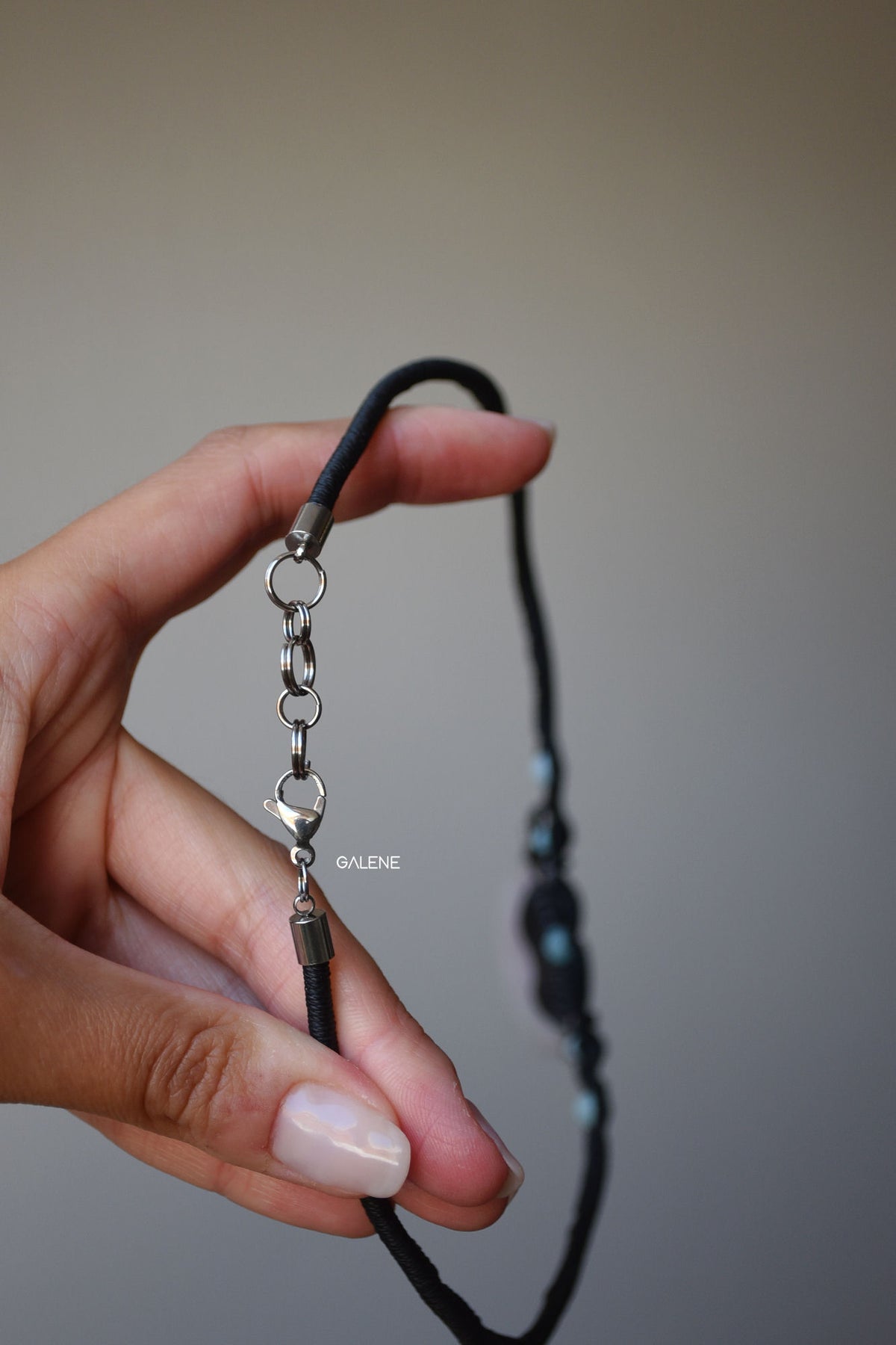 particolare della chiusura in acciaio inox della collana lumière