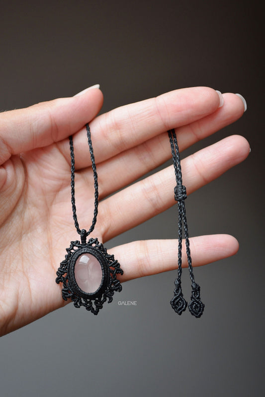 Collana cammeo con quarzo rosa con dettaglio sul nodo scorsoio del cordoncino