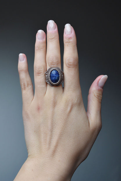 anello voluta indossato - particolare blu della pietra