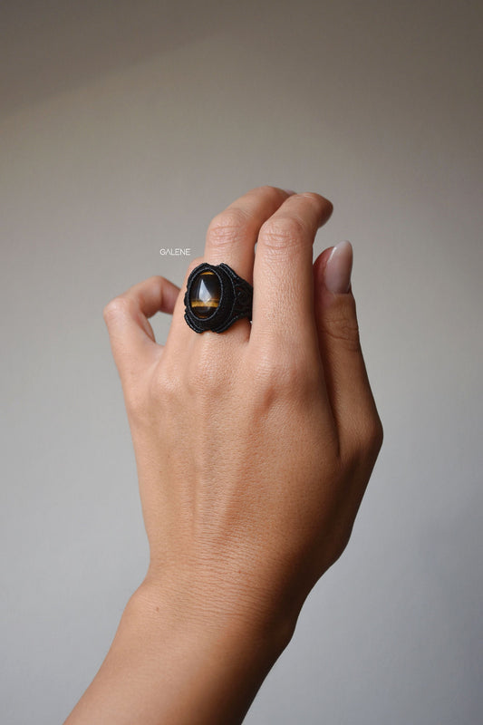 anello artigianale Voluta indossato
