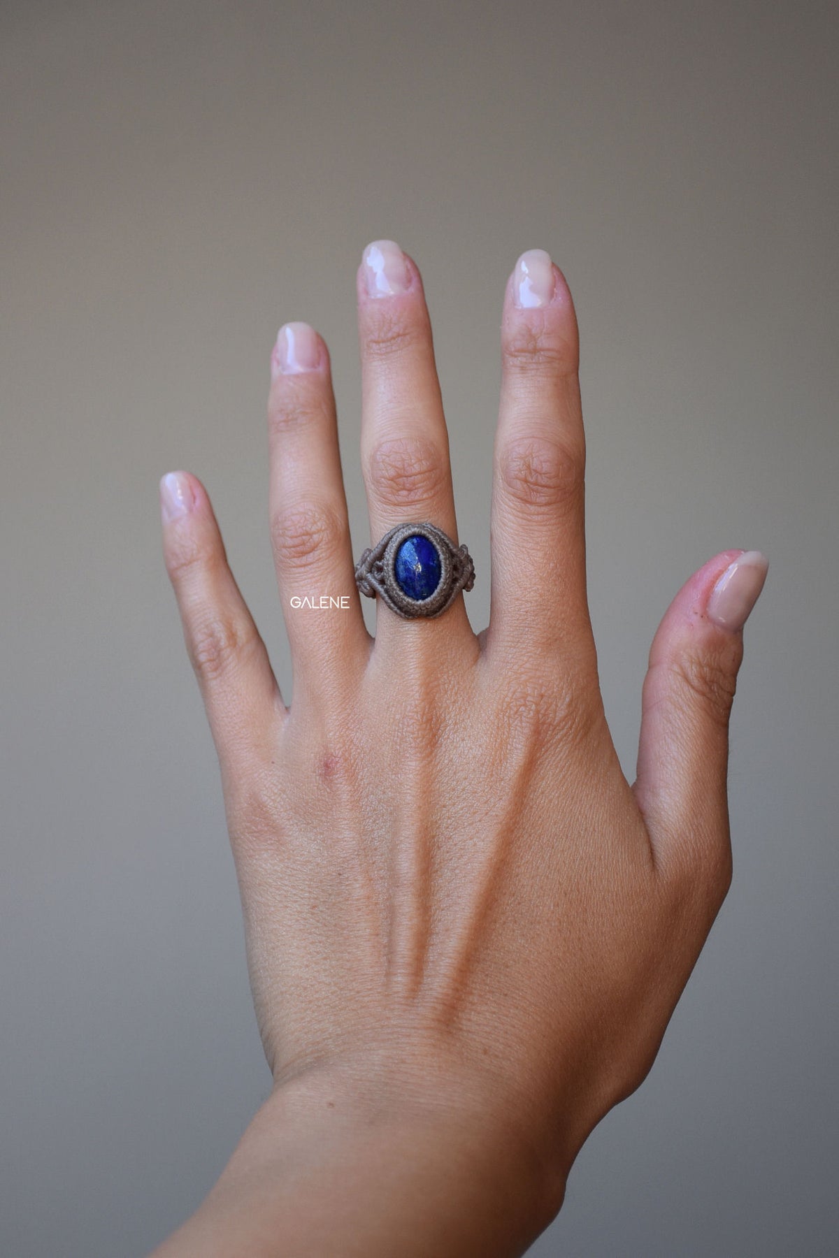 anello bonbon con lapislazzuli indossato, proporzioni