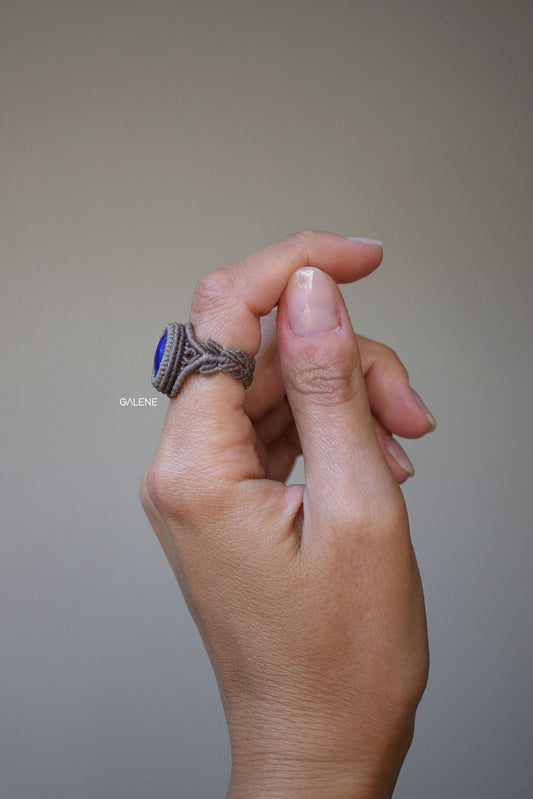 lavorazione in macramè laterale dell'anello bonbon con lapislazzuli 