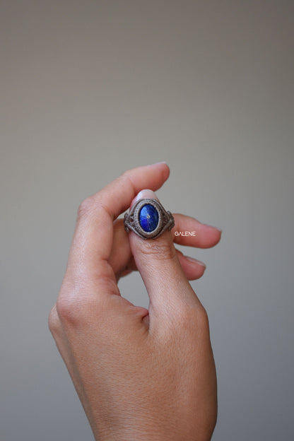 dettaglio frontale dell'anello bonbon con lapislazzuli