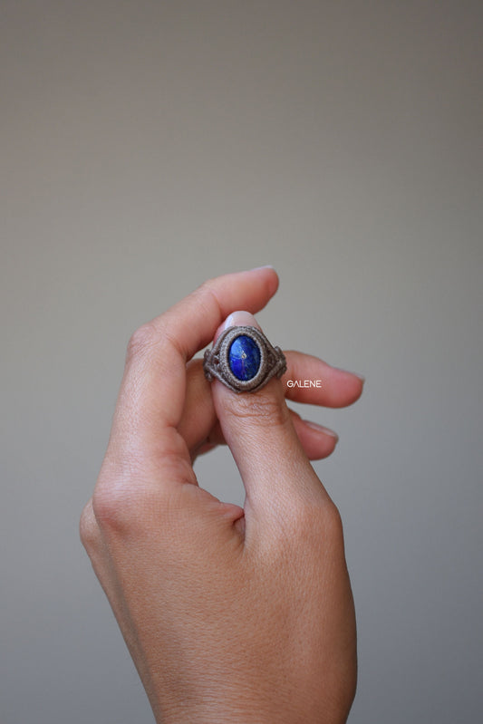 dettaglio frontale dell'anello bonbon con lapislazzuli