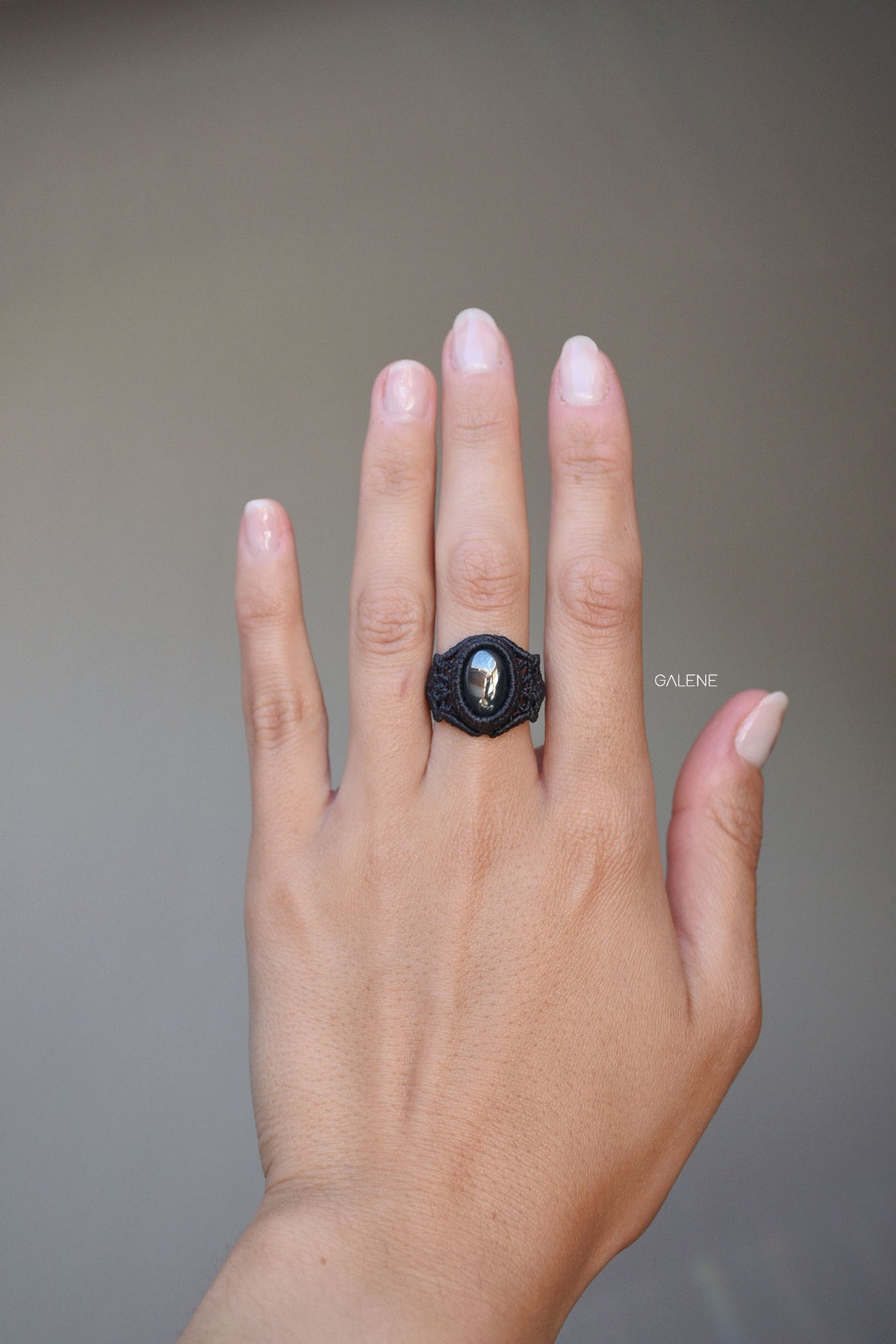 anello Nocturne con ematite naturale indossato – vista mano e silhouette