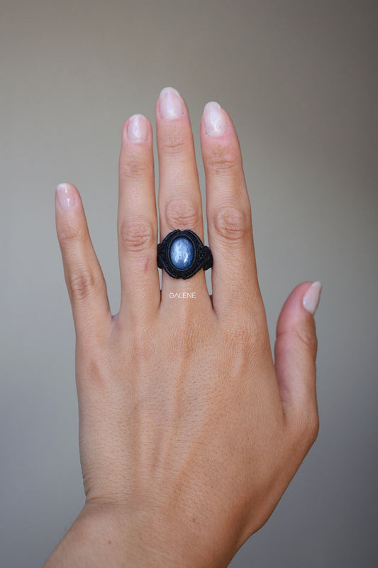Dettaglio dell’anello boho chic con cianite blu indossato su un dito.