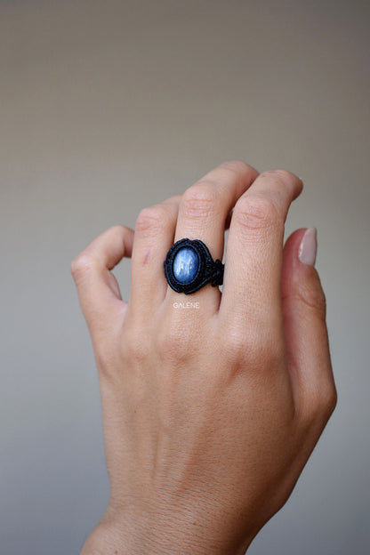 Dettaglio finiture artigianali dell’anello con pietra cianite naturale.