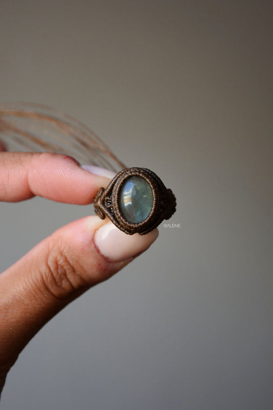 dettaglio fluorite verde naturale con lavorazione tessile fine – anello Bonbon