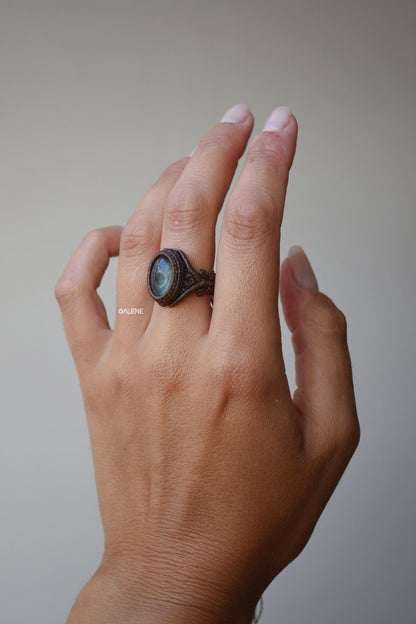 anello artigianale in macramè con fluorite verde – foto indossato
