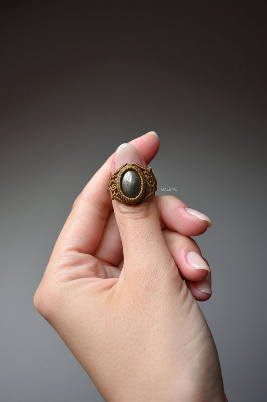 anello Nocturne in macramè con pirite naturale – vista frontale
