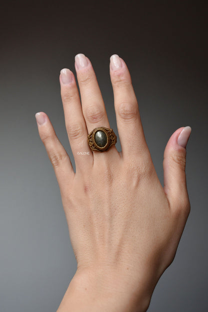 anello Nocturne in macramè con pirite naturale indossato – vista sul dito
