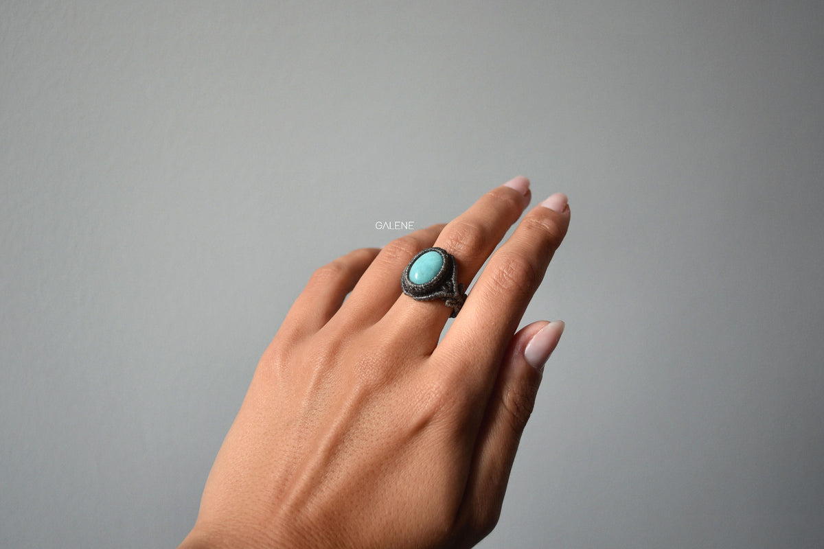 Anello in macramè con Amazzonite indossato, stile elegante