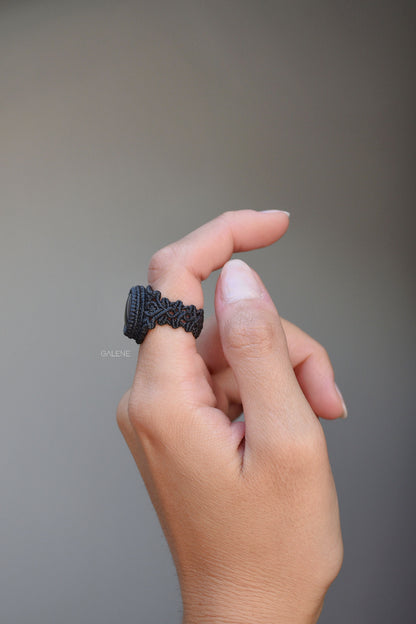 anello in macramè stile vittoriano con ematite naturale – profilo laterale