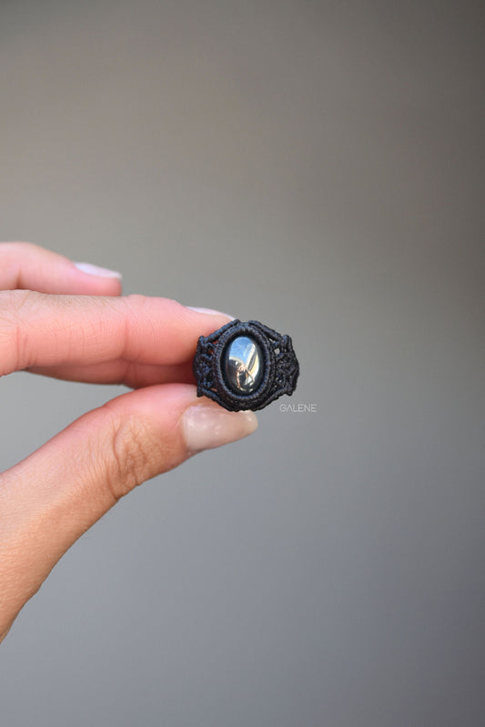 anello Nocturne in macramè con ematite naturale – vista frontale