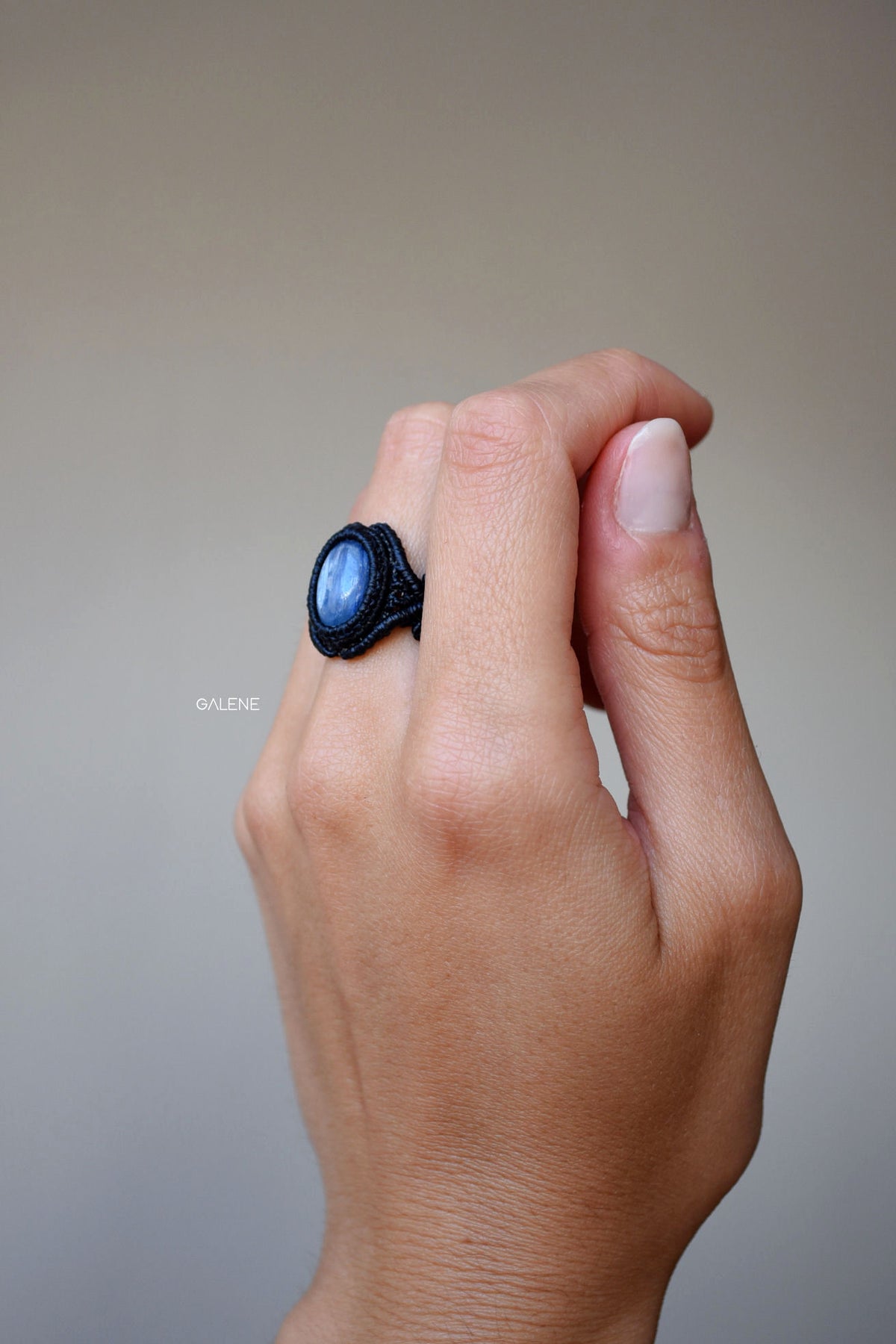 foto prodotto anello macramè con cianite blu – ideale come regalo