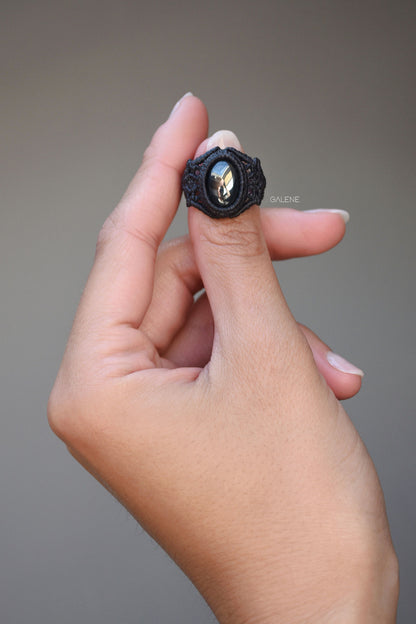 anello artigianale Nocturne macramè con ematite naturale – texture e nodi tessili