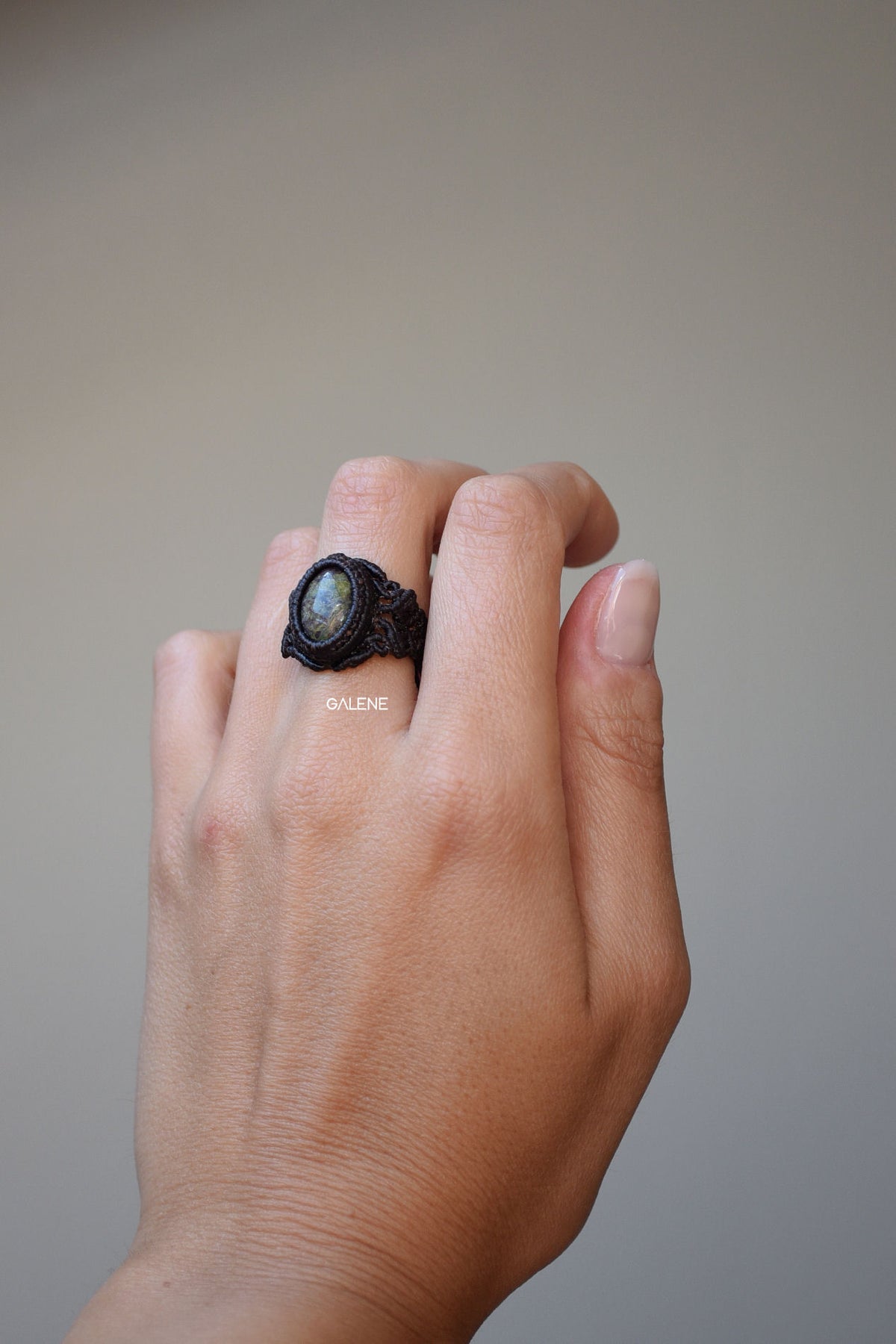anello rune con dragon blood come appare sul dito lateralmente