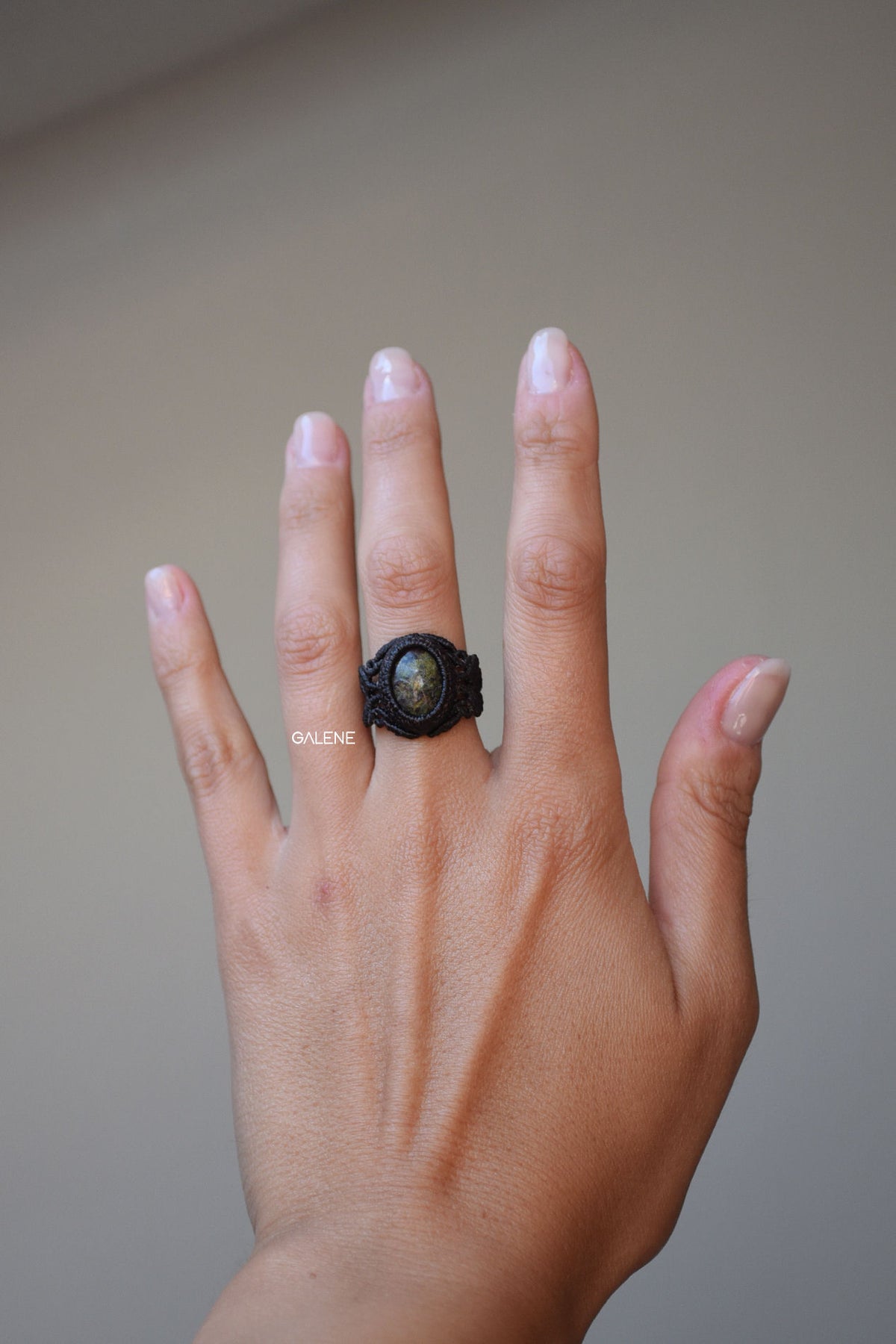 anello rune con dragon blood indossato