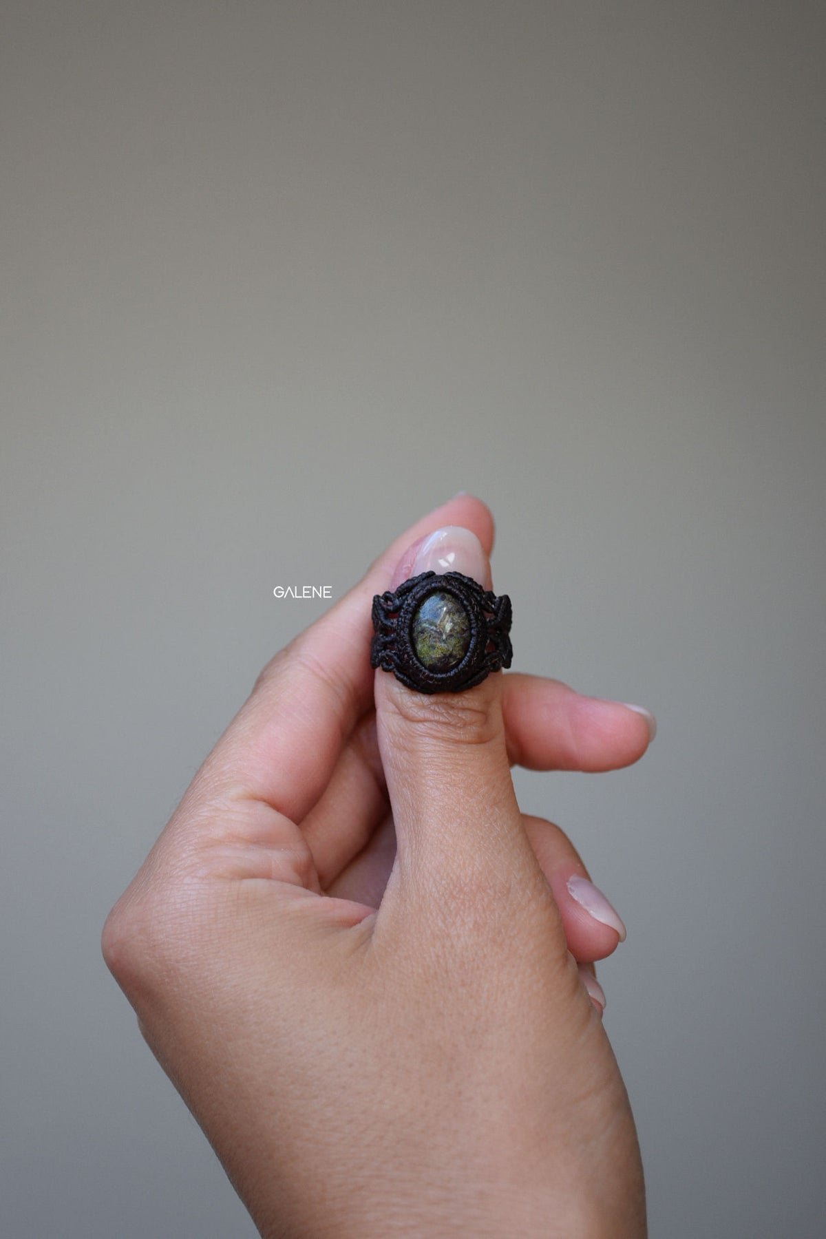 Anello rune con dragon blood, particolare 