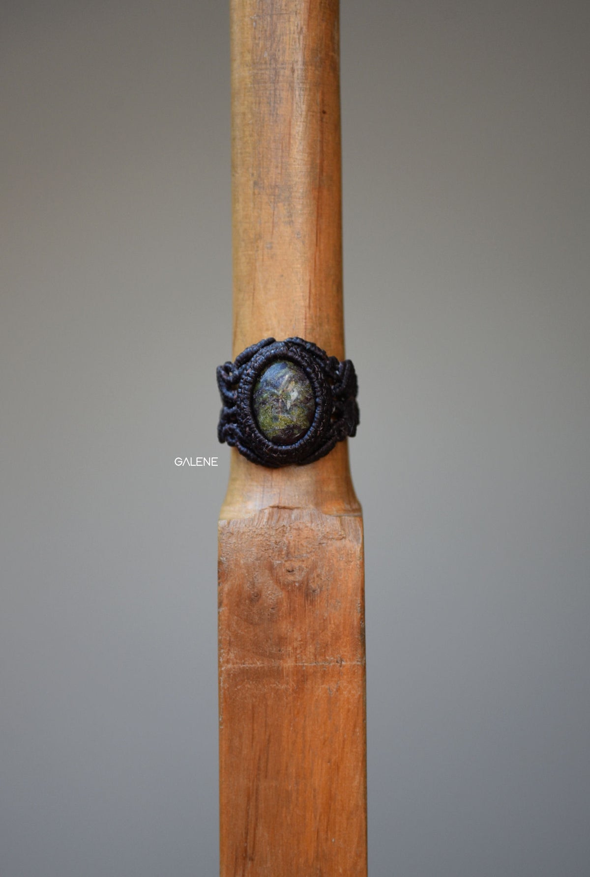 anello rune con dragon blood, zoom sulla pietra