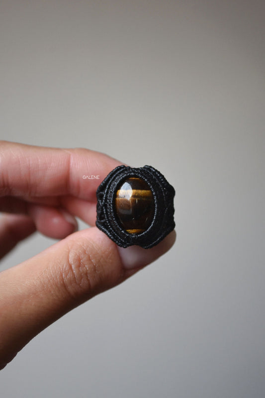 anello Voluta con zoom sulla pietra naturale di occhio di tigre