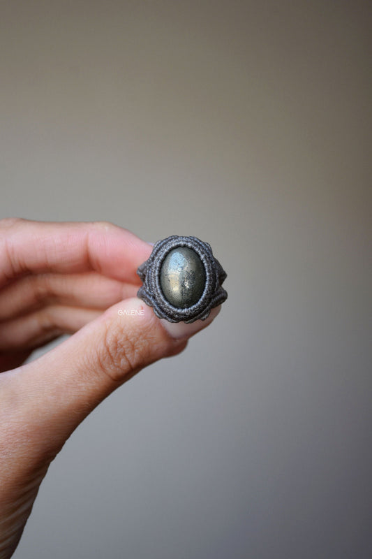 Dettaglio macro dell’anello Monolith con pirite, evidenza del nodo e trama in macramè, pezzo unico