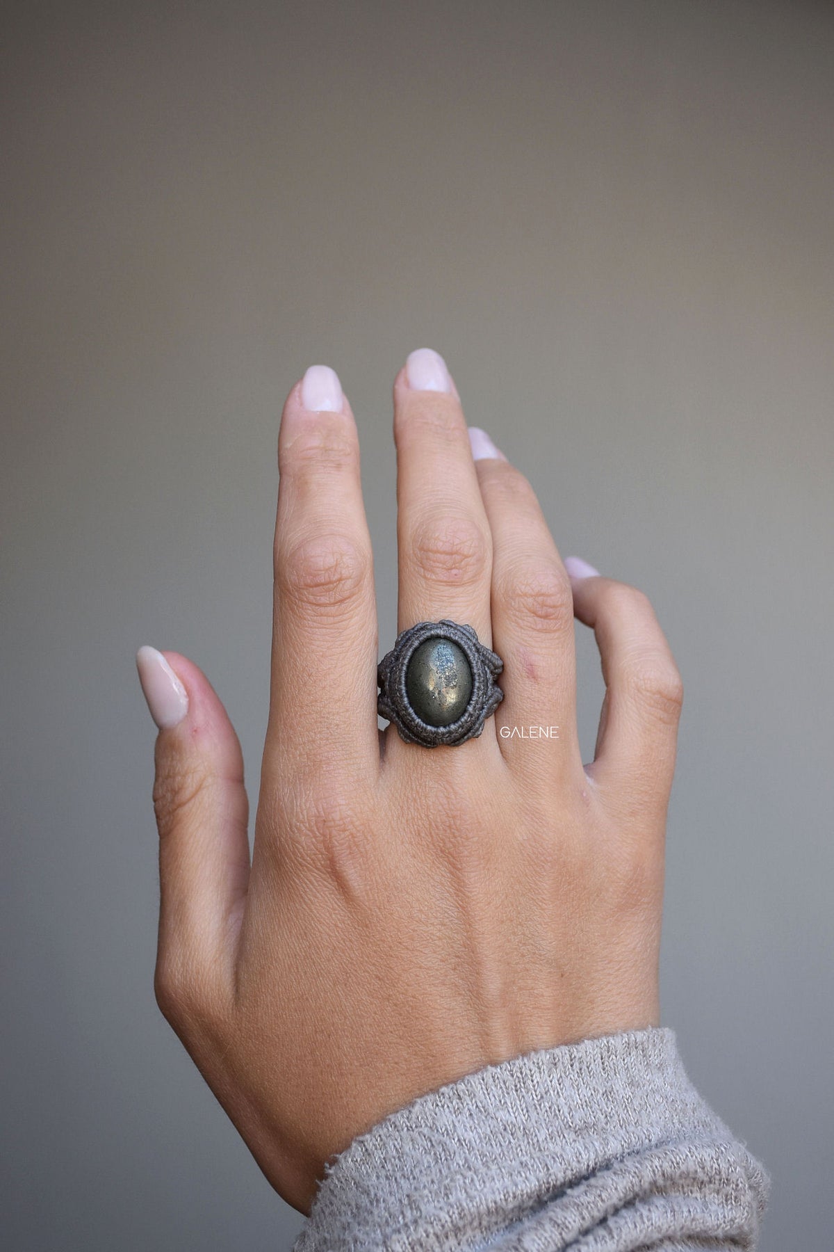Anello Monolith con pirite naturale indossato su mano femminile, artigianale e luminoso, stile boho contemporaneo