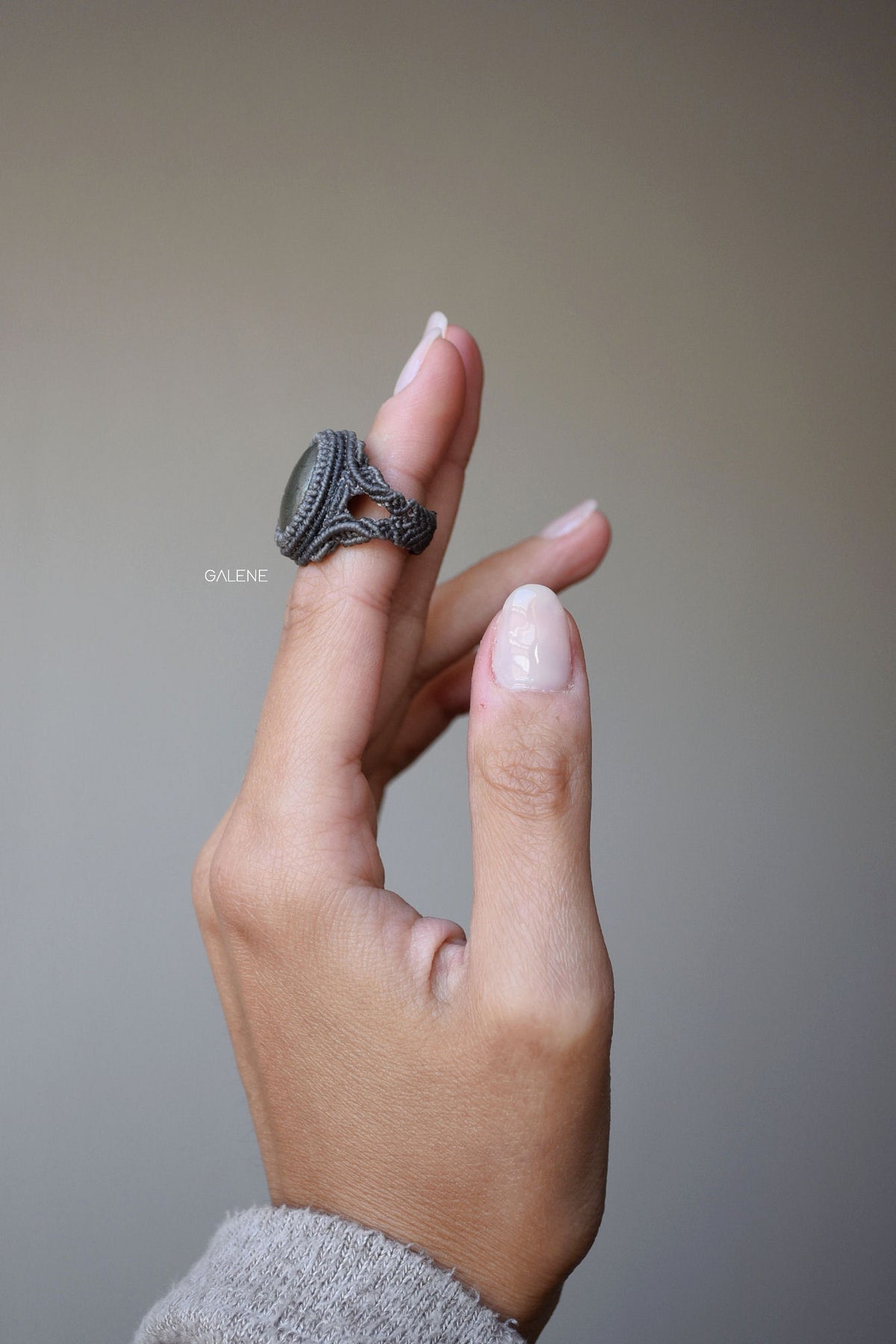 Anello Monolith con pirite naturale, dettaglio laterale dell’intreccio in macramè, gioiello artigianale