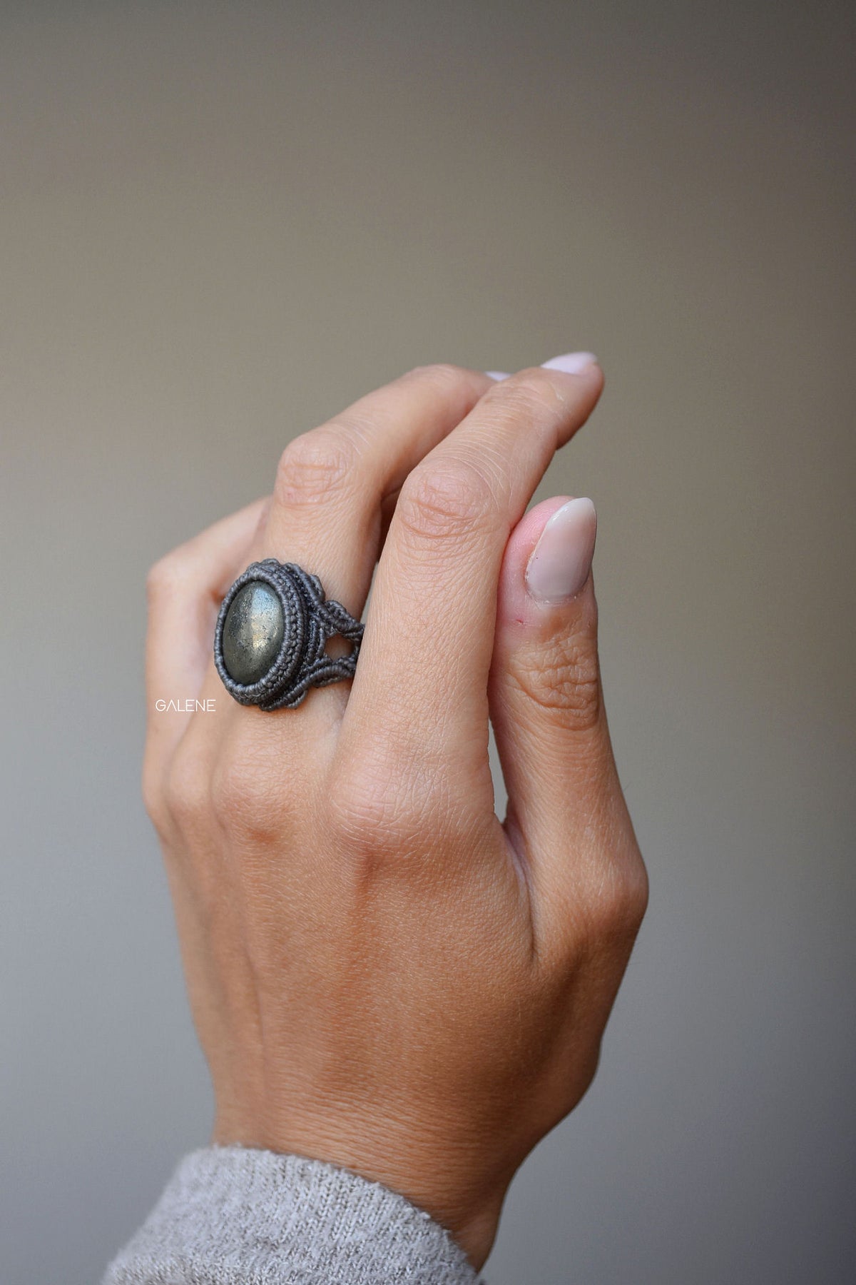 Anello Monolith con pirite naturale e riflessi metallici della pietra, dettaglio artigianale del macramè
