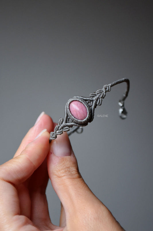 bracciale Bonbon in macramè con rodonite naturale – vista frontale