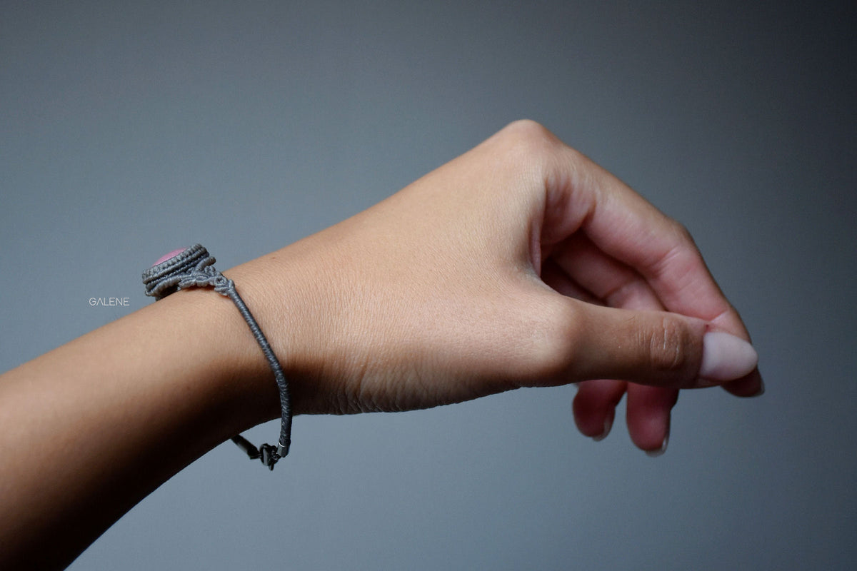 profilo laterale del bracciale Bonbon in macramè con rodonite
