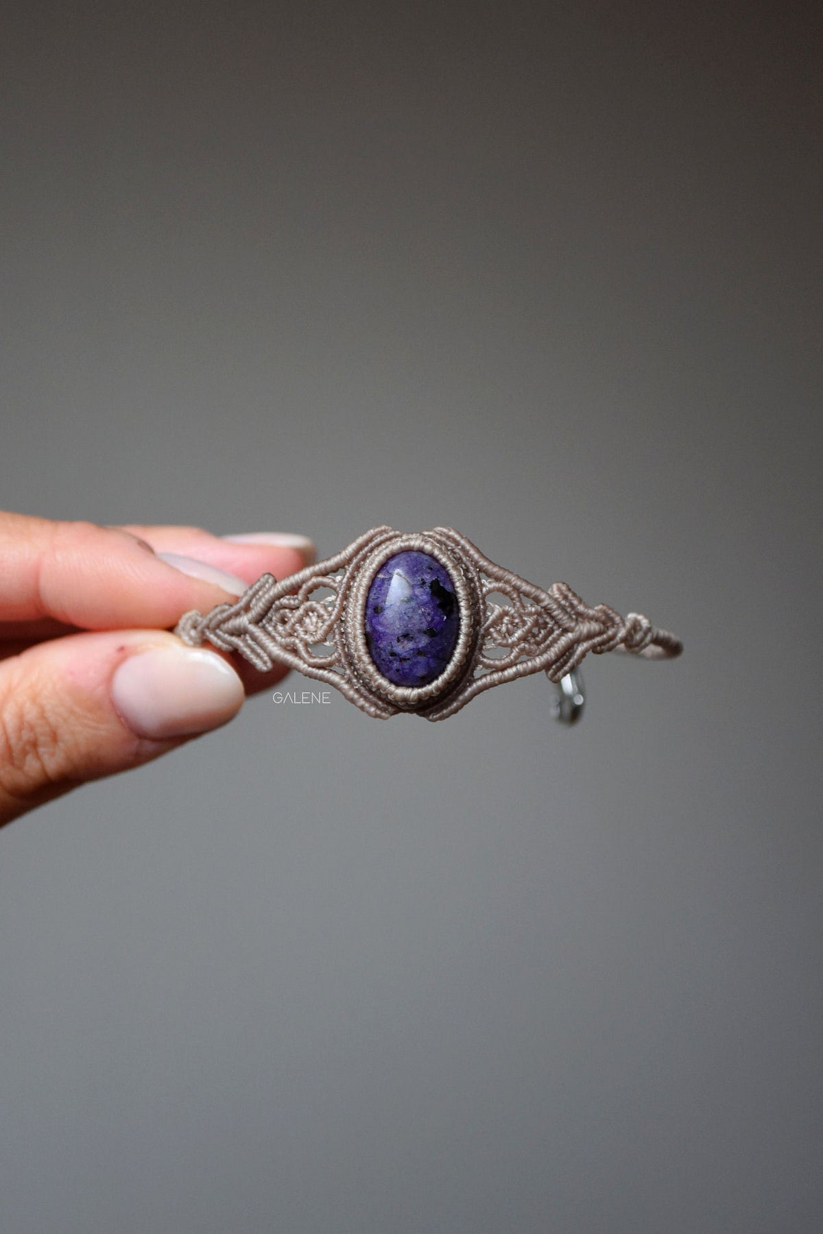 Bracciale elegante in Charoite naturale focus sulla pietra