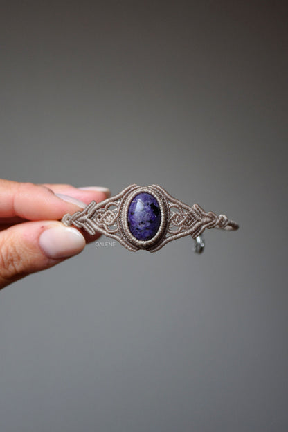 Bracciale elegante in Charoite naturale focus sulla pietra