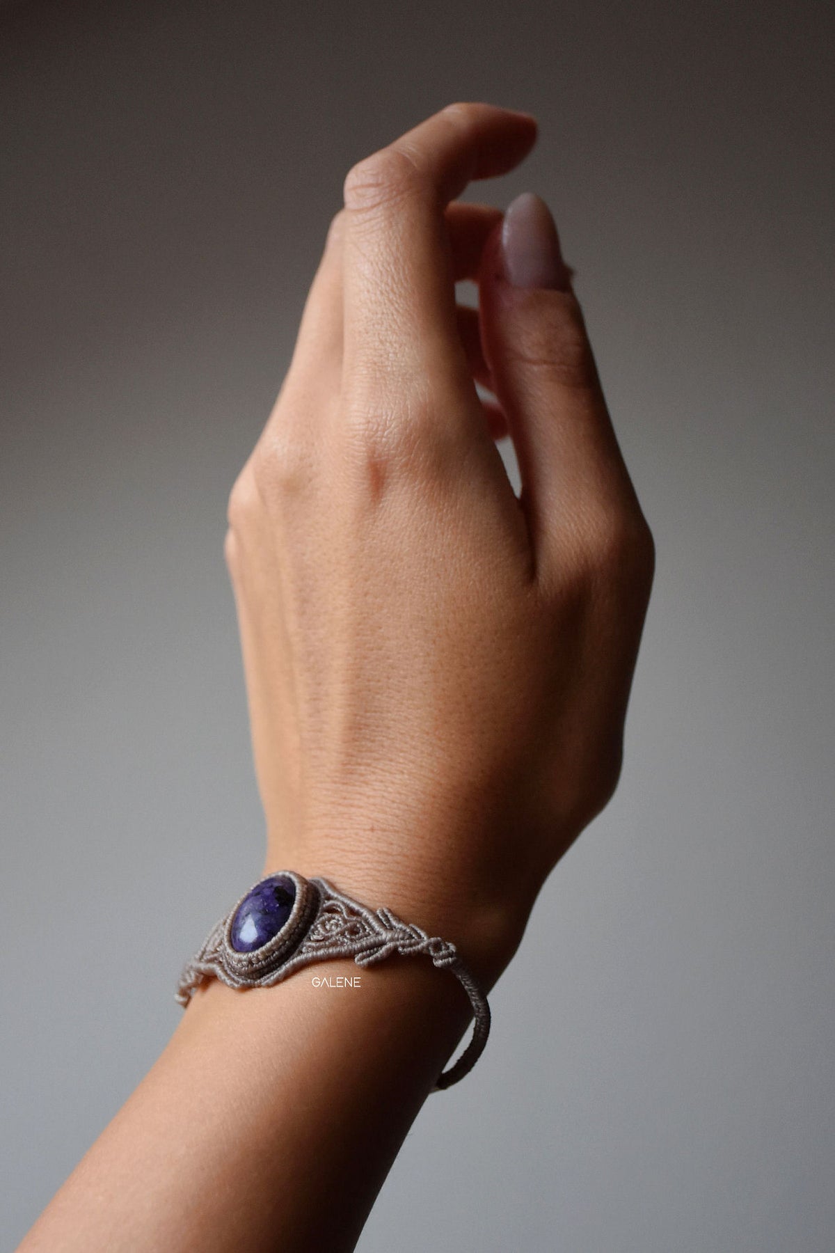 Bracciale Voluta in macramè indossato
