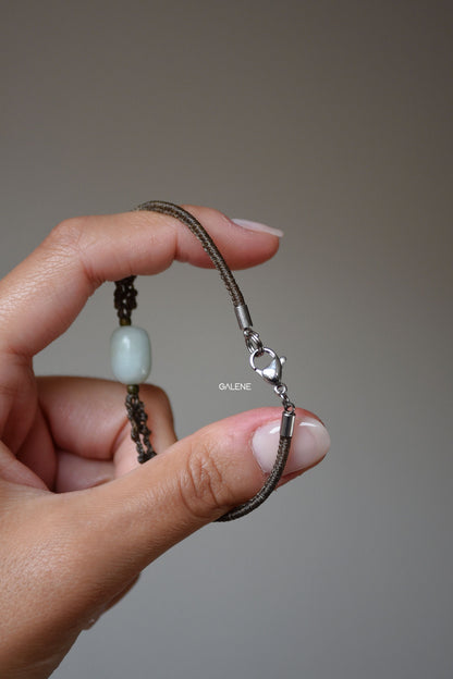 particolare della chiusura in acciaio inox con moschettone del bracciale filum
