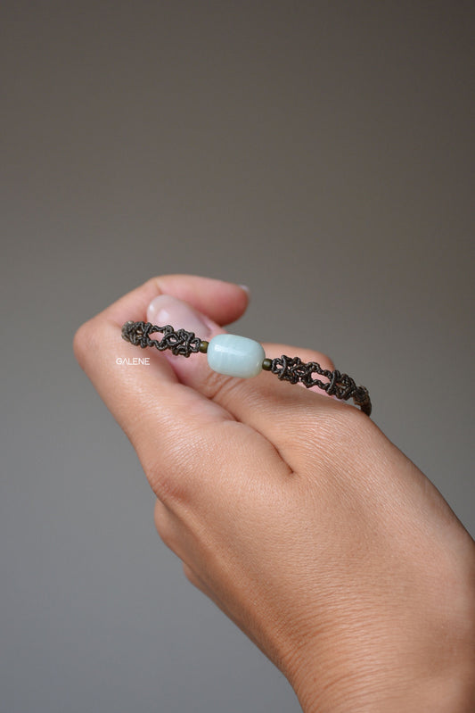dettaglio del bracciale in macrame filum con amazzonite naturale