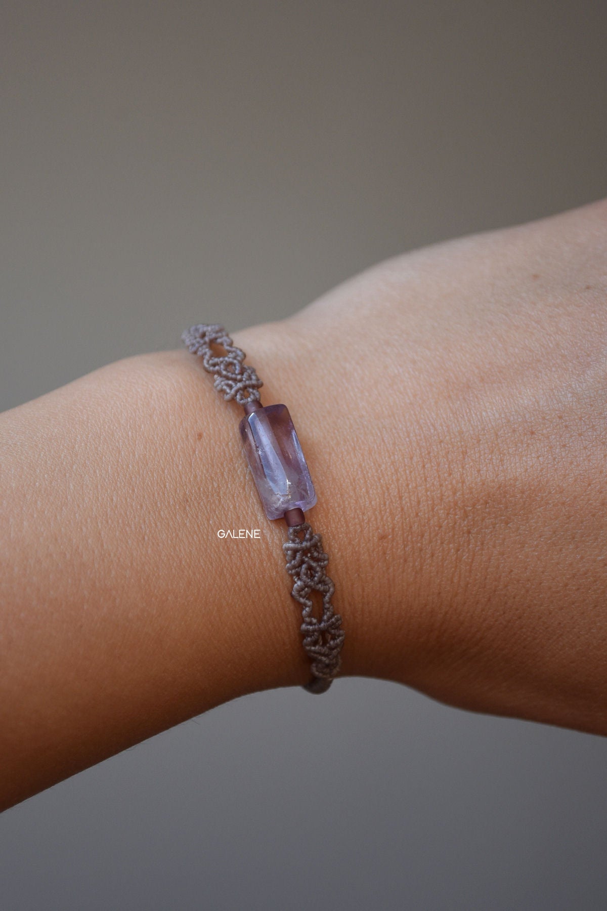 particolare del taglio della pietra di ametista sul bracciale filum