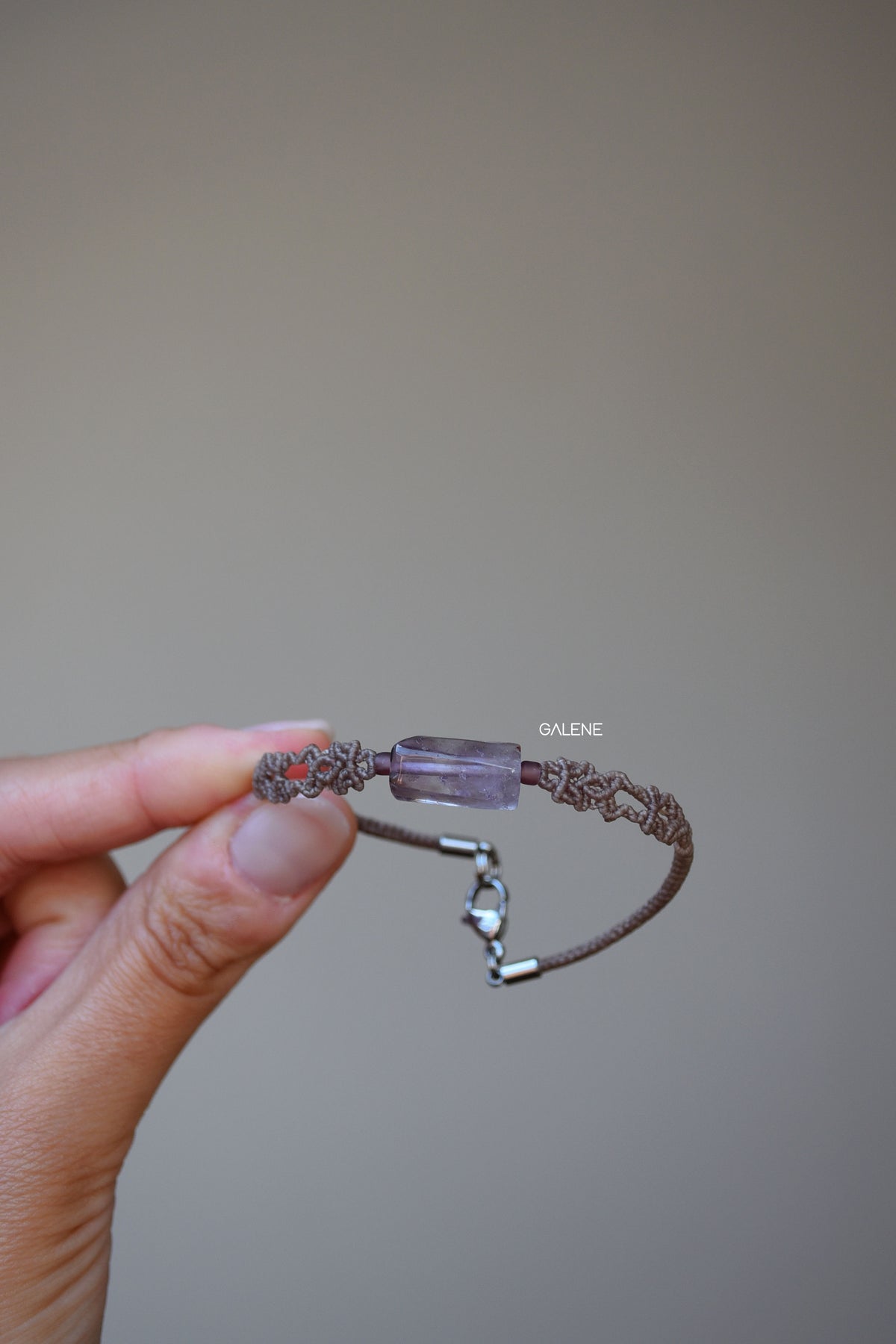 vista frontale del bracciale filum con ametista