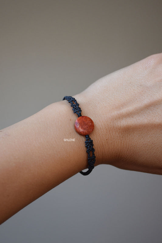 bracciale filum in macrame con madrepora, particolare indossato