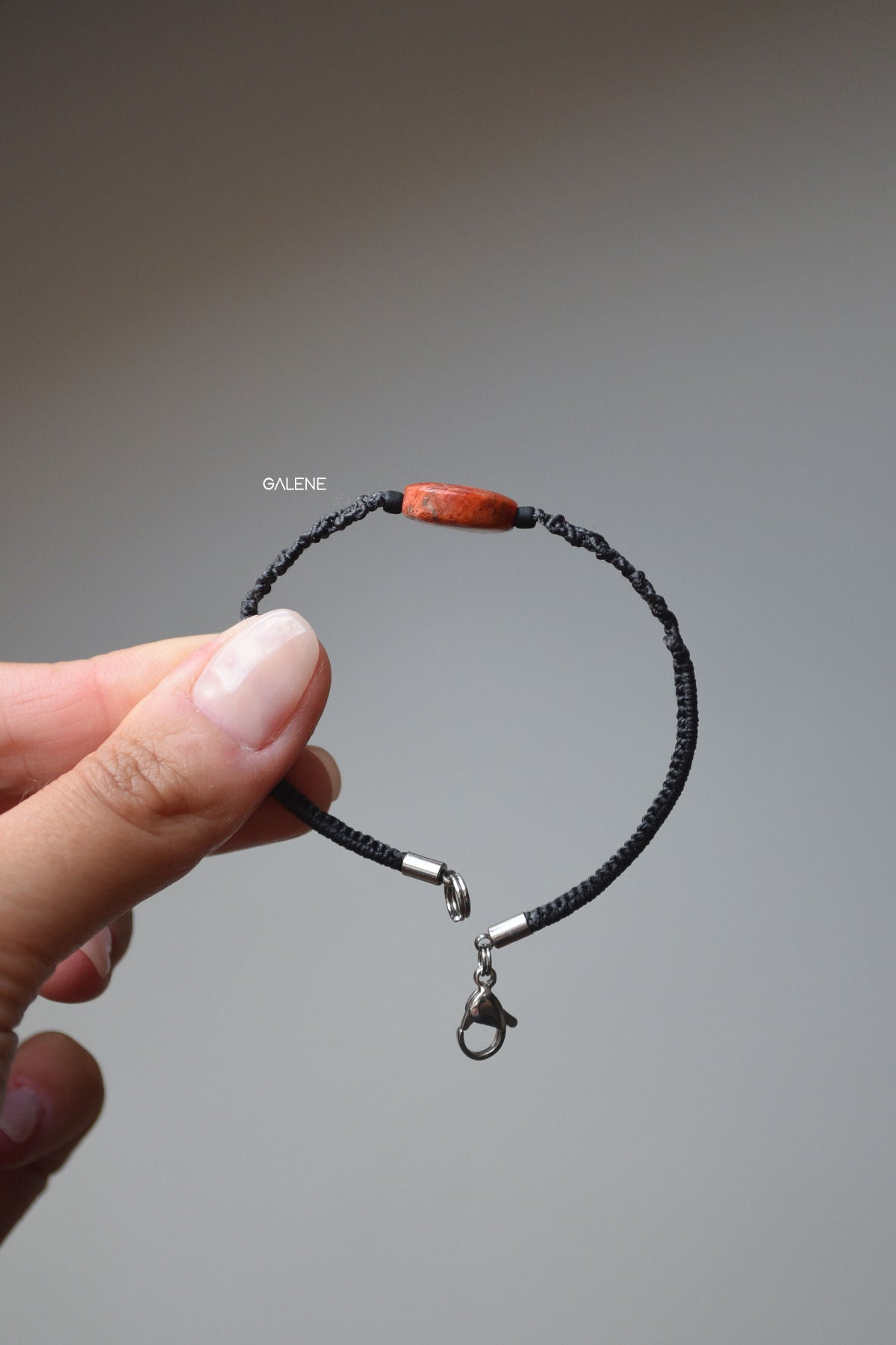 dettaglio della chiusura in acciaio inox e dello spessore del bracciale filum con madrepora