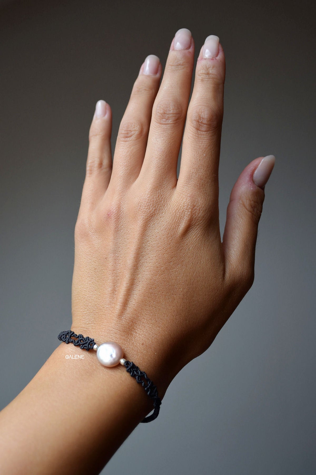 bracciale Filum con perla naturale indossato – vista sul polso