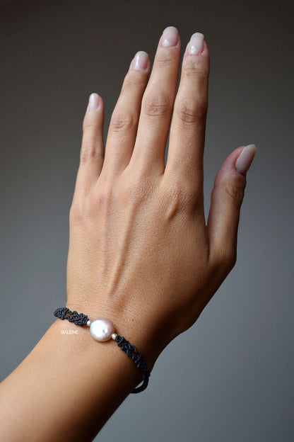 bracciale Filum con perla naturale indossato – vista sul polso