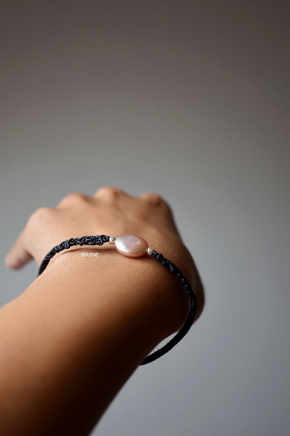 profilo laterale del bracciale Filum in macramè con perla naturale